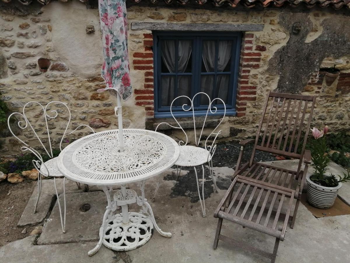 Gatekeepers Cottage Tiny House, Taize, Deux-Sevres, Velo Francette מראה חיצוני תמונה